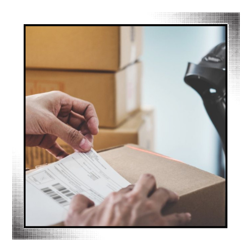 Etiquetando caja para un envío